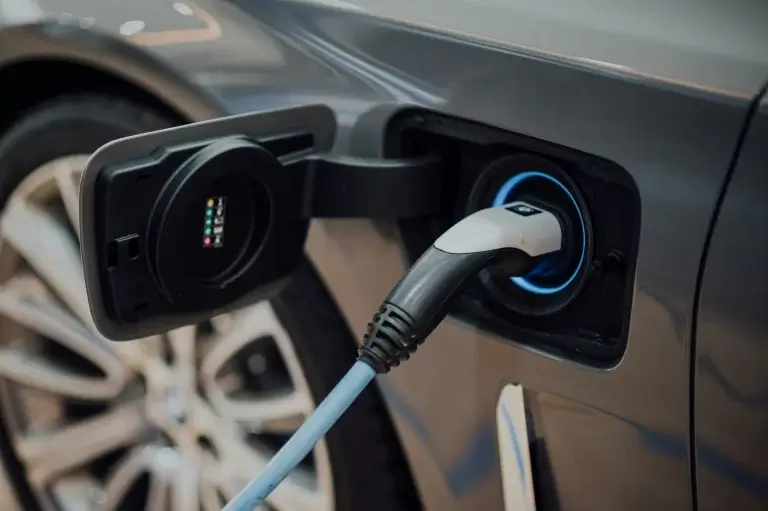 Carros elétricos chegando ao seu condomínio: tudo o que você precisa saber.